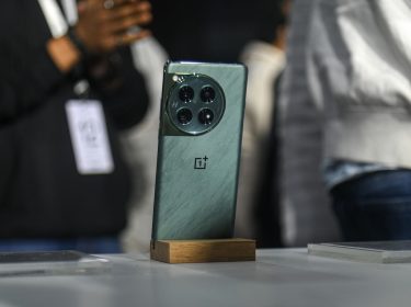 Das OnePlus ist in einem Store in Indien ausgestellt