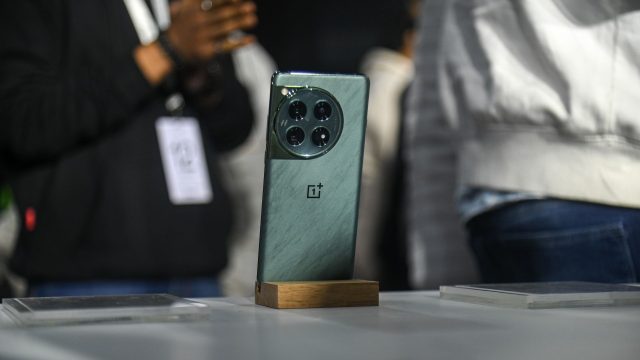 Das OnePlus ist in einem Store in Indien ausgestellt