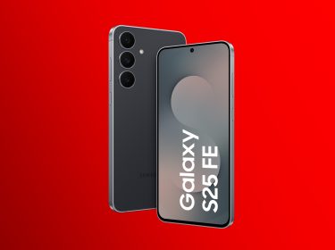 Das Samsung Galaxy S25 FE ist auf diesem Bild in Schwarz zu sehen – einmal mit Blick auf das Display und einmal auf die Rückseite mit drei Kameralinsen. Das Design wirkt klar und kantig, die Kameraanordnung ist vertikal.