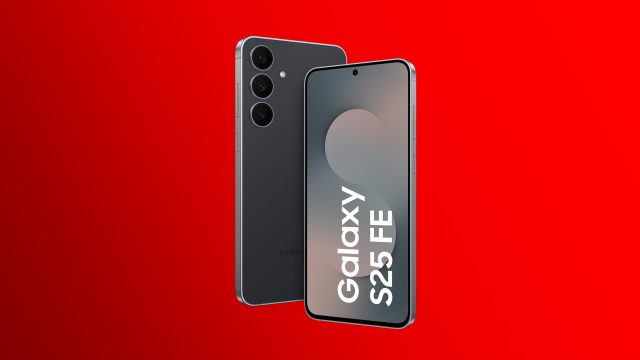 Das Samsung Galaxy S25 FE ist auf diesem Bild in Schwarz zu sehen – einmal mit Blick auf das Display und einmal auf die Rückseite mit drei Kameralinsen. Das Design wirkt klar und kantig, die Kameraanordnung ist vertikal.