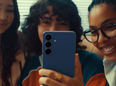 3 Freundinnen schauen sich das Samsung Galaxy S25 FE an.