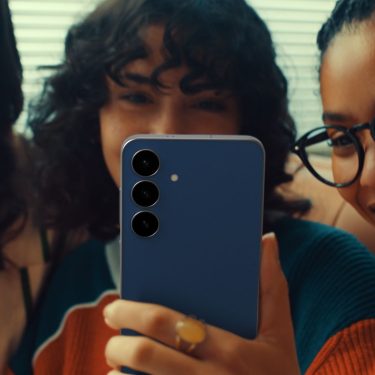 3 Freundinnen schauen sich das Samsung Galaxy S25 FE an.