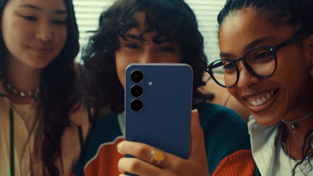 3 Freundinnen schauen sich das Samsung Galaxy S25 FE an.