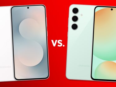 Das Galaxy S25 FE und das Galaxy S24 FE sind nebeneinander zu sehen