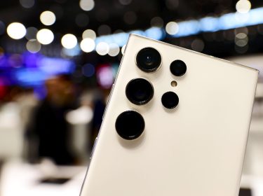 Das Samsung Galaxy S23 Ultra wird in die Kamera gehalten.