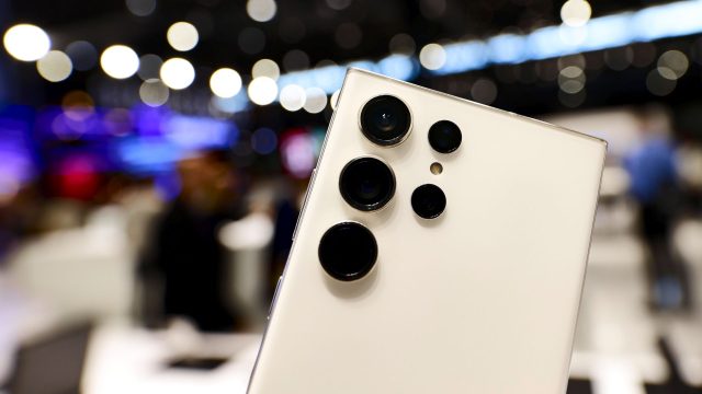 Das Samsung Galaxy S23 Ultra wird in die Kamera gehalten.