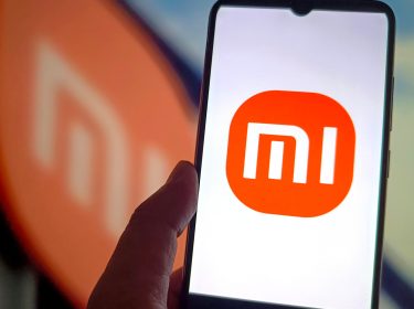 Hand hält ein Xiaomi-Smartphone mit dem Schriftzug 