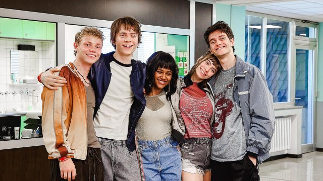 Auf dem Bild in dem Artikel zu Club der roten Bänder – Die neue Generation posieren fünf junge Darsteller:innen in einem Flur.