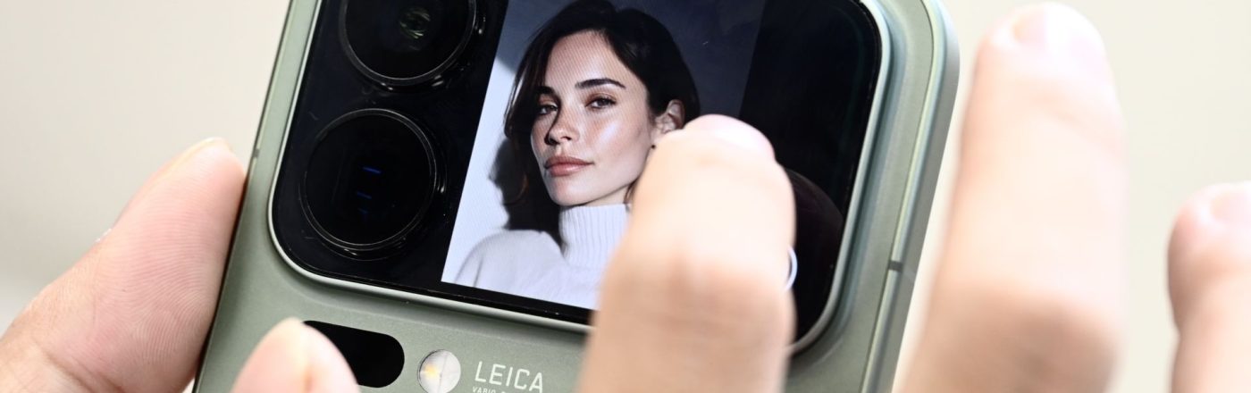 Finger tippt auf das rückseitige Display des Smartphones Xiaomi 17 Pro.