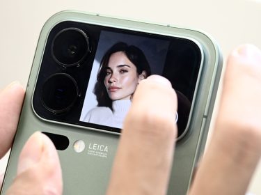 Finger tippt auf das rückseitige Display des Smartphones Xiaomi 17 Pro.