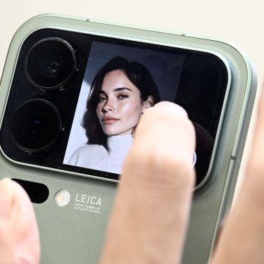 Finger tippt auf das rückseitige Display des Smartphones Xiaomi 17 Pro.