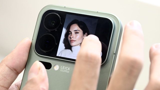 Finger tippt auf das rückseitige Display des Smartphones Xiaomi 17 Pro.