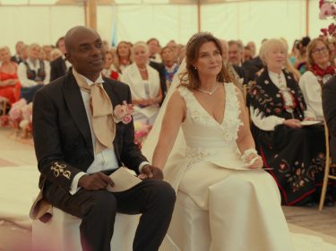 Durek Verrett und Märtha Louise sitzen bei ihrer Trauung nebeneinander.