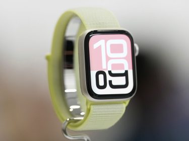 Eine Apple Watch ist im Apple Park in Cupertino ausgestellt.