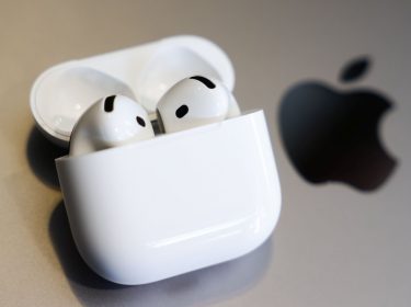 Die AirPods sind neben einem Apple-Logo zu sehen.