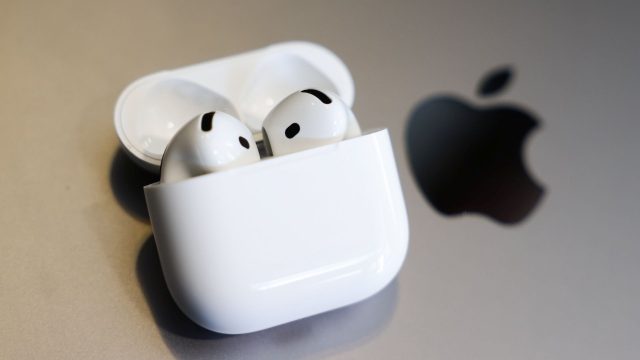Die AirPods sind neben einem Apple-Logo zu sehen.