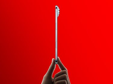 Das iPhone 17 Air im Profil, gehalten von zwei Fingern.