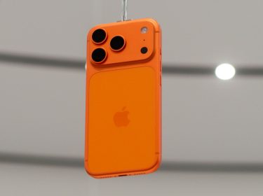 Das iPhone 17 Pro in Orange hängt im Apple Park