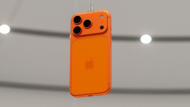 Das iPhone 17 Pro in Orange hängt im Apple Park