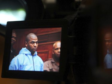 Thabo Bester im Sucher einer Kamera