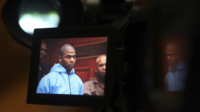 Thabo Bester im Sucher einer Kamera