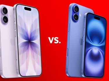 Das iPhone 17 ist links, das iPhone 16 rechts zu sehen.