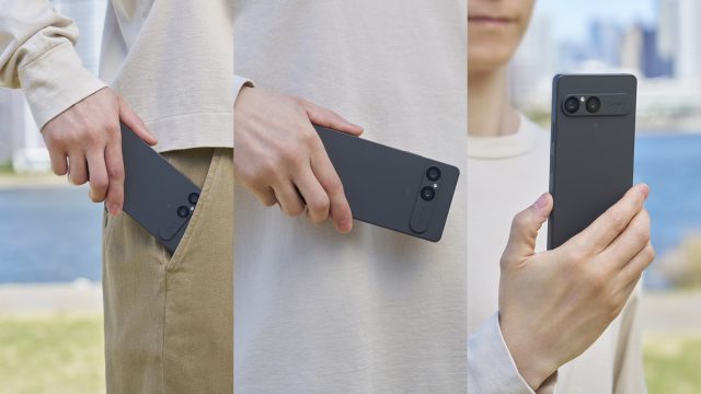 Drei Bilder nebeneinander, auf denen eine Person das Xperia 10 VII aus der Hosentasche zieht