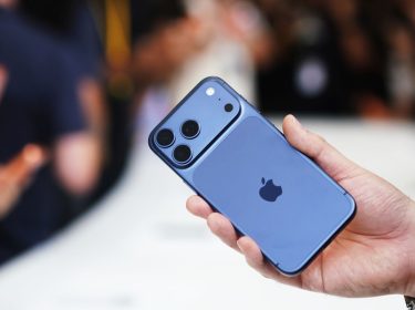 Mann hält das iPhone 17 Pro in der Hand
