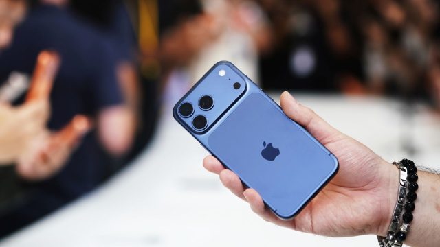 Mann hält das iPhone 17 Pro in der Hand