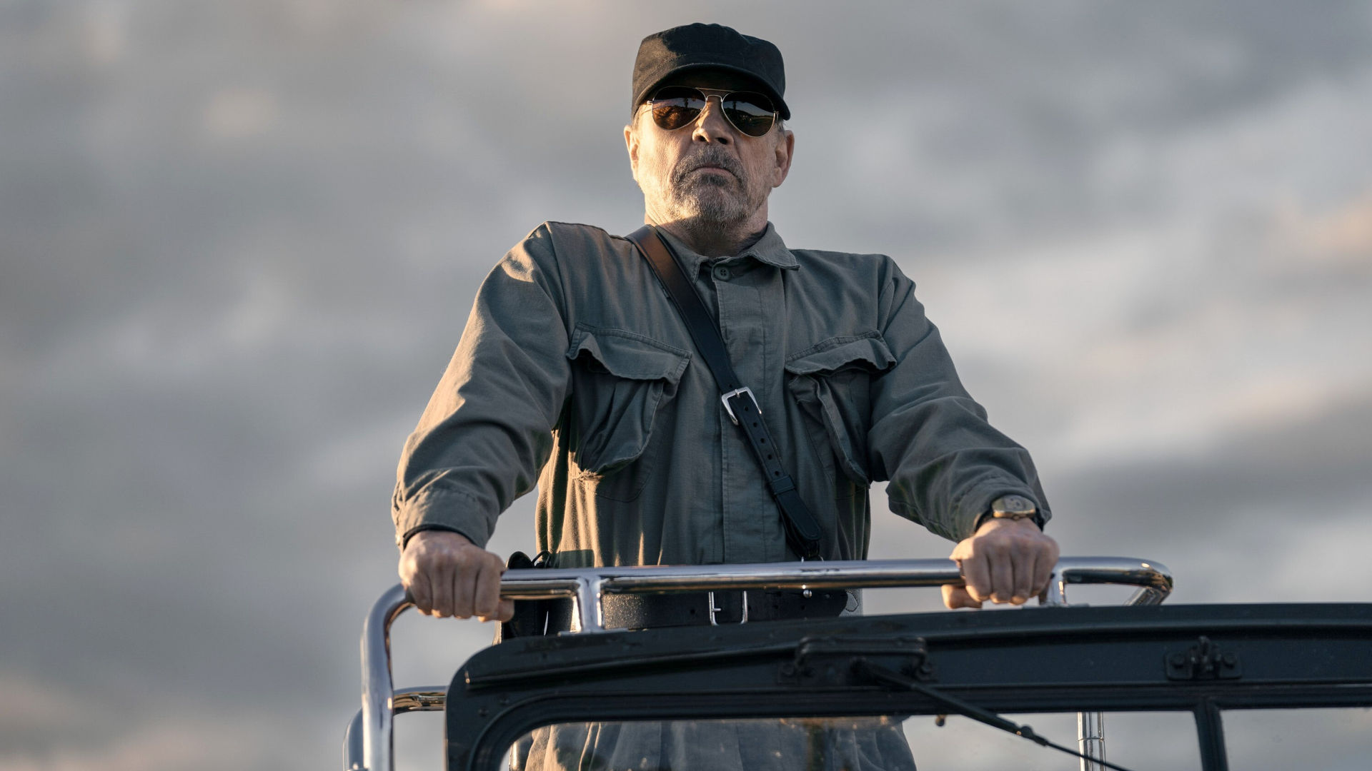 Der Major (Mark Hamill) steht auf einem Militarfahrzeug.