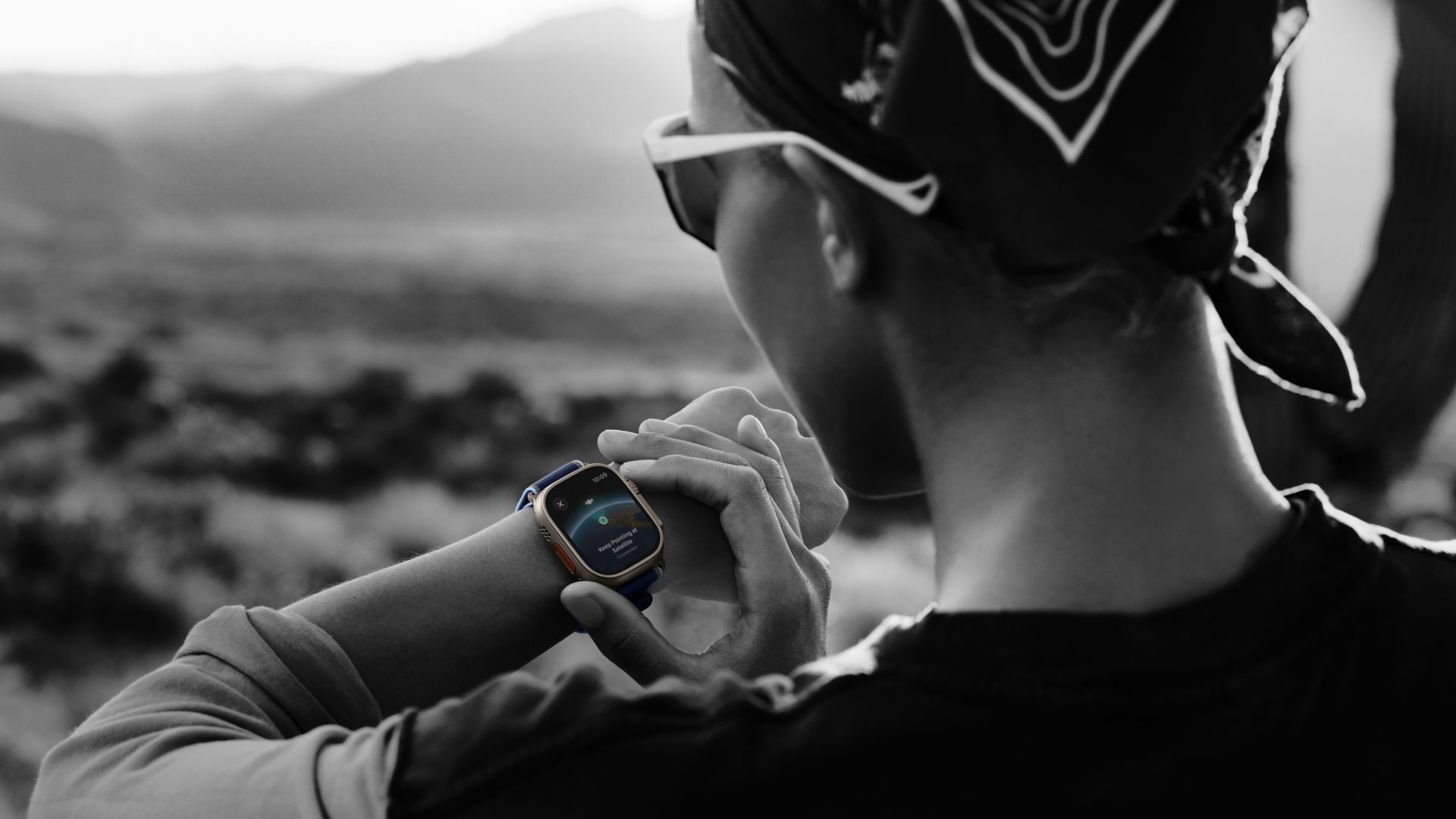 Frau schaut auf die Apple Watch Ultra 3 an ihrem Handgelenk.