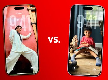 Das iPhone 17 und das iPhone 17 Pro nebeneinander, vor rotem Hintergrund.