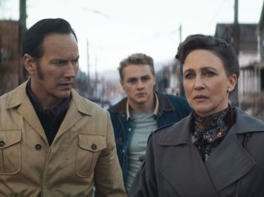 Patrick Wilson als Ed Warren, Ben Hardy als Tony Spera und Vera Farmiga als Lorraine Warren in einer Szene von 