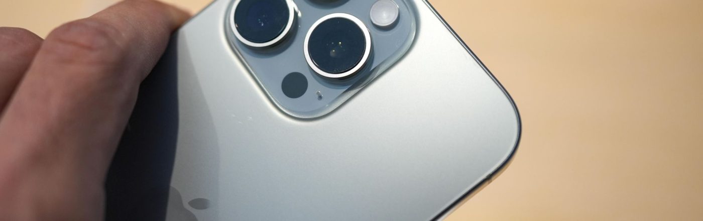 Kunde hält das iPhone 16 in die Kamera.