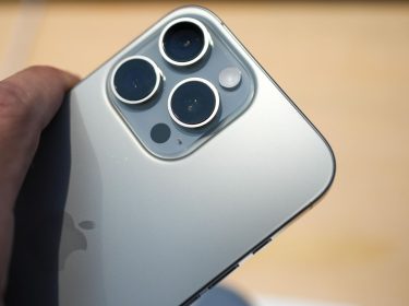 Kunde hält das iPhone 16 in die Kamera.