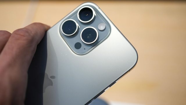 Kunde hält das iPhone 16 in die Kamera.