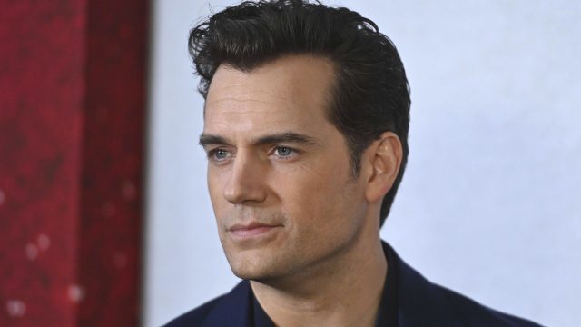 Henry Cavill lächelt bei der Premiere von "The Ministry of Ungentlemanly Warfare" in die Kamera.