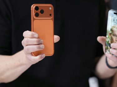 Eine Person hält das iPhone 17 Pro in Cosmic Orange in der Hand.