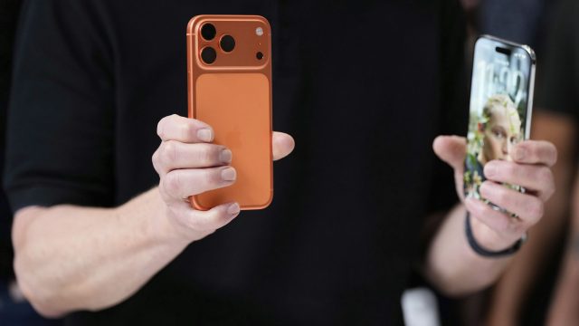 Eine Person hält das iPhone 17 Pro in Cosmic Orange in der Hand.