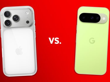 Das iPhone 17 Pro und das Pixel 10 Pro sind nebeneinander zu sehen.