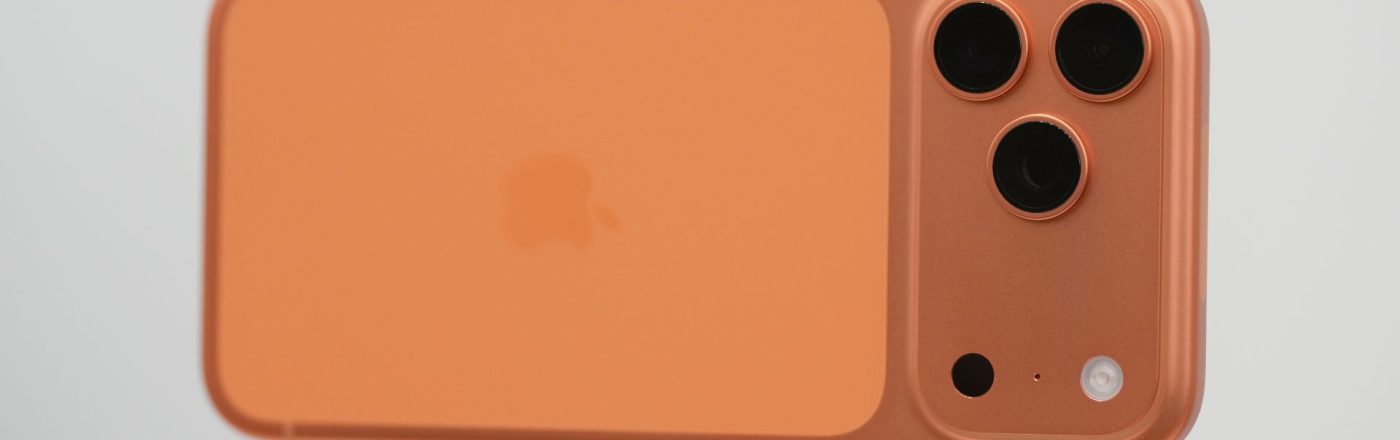 Das iPhone 17 Pro ist im Apple-Park ausgestellt.