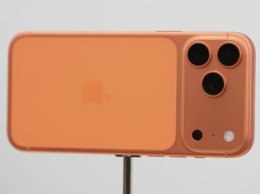 Das iPhone 17 Pro ist im Apple-Park ausgestellt.