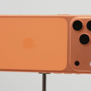 Das iPhone 17 Pro ist im Apple-Park ausgestellt.