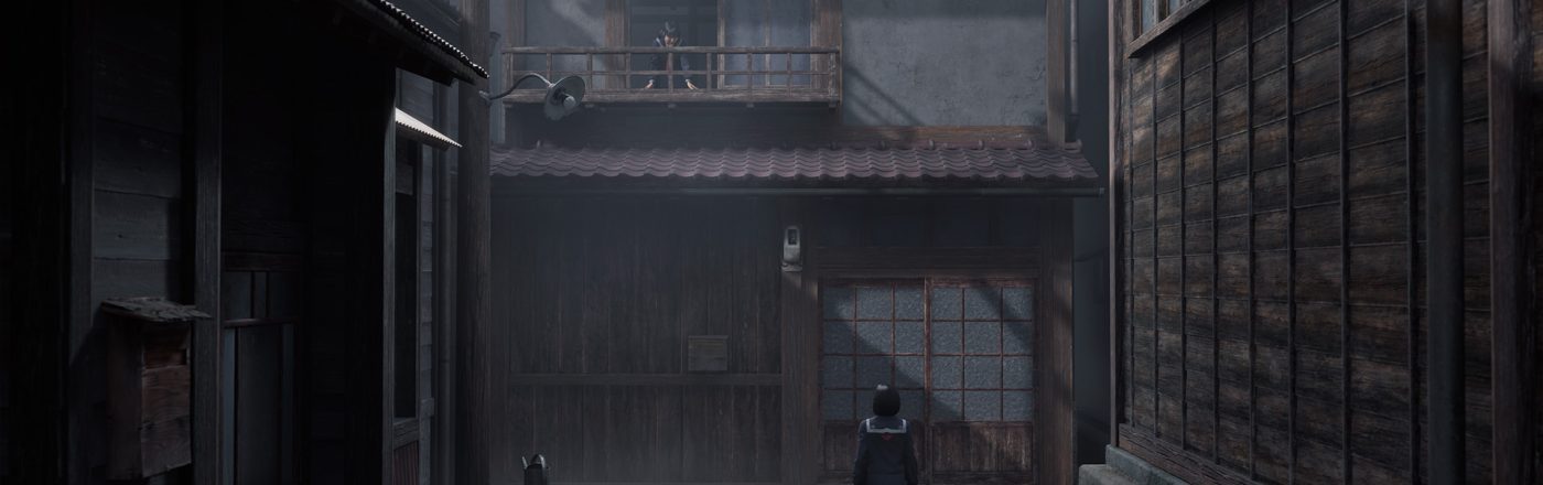 Auf dem Bild in dem Artikel zu den Silent Hill f-Tipps steht eine Person in Uniform in einer engen, verlassen wirkenden Gasse vor einem Holzhaus. Auf dem Balkon des Hauses lehnt eine weitere Person.