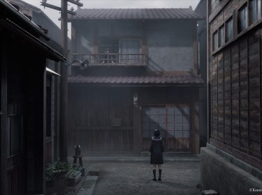 Auf dem Bild in dem Artikel zu den Silent Hill f-Tipps steht eine Person in Uniform in einer engen, verlassen wirkenden Gasse vor einem Holzhaus. Auf dem Balkon des Hauses lehnt eine weitere Person.