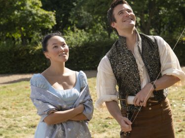 Yerin Ha als Sophie Baek und Luke Thompson als Benedict Bridgerton in Staffel 4 von 