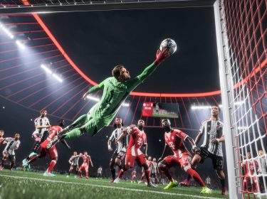 Auf dem Bild in dem Artikel zu den EA FC 26-Tipps fliegt der Torwart des FC Bayern München in grünem Trikot zur Seite, um einen Schuss abzuwehren. Um ihn herum sind Spieler von Bayern und Juventus Turin zu sehen. Das Bild stammt aus dem Game.
