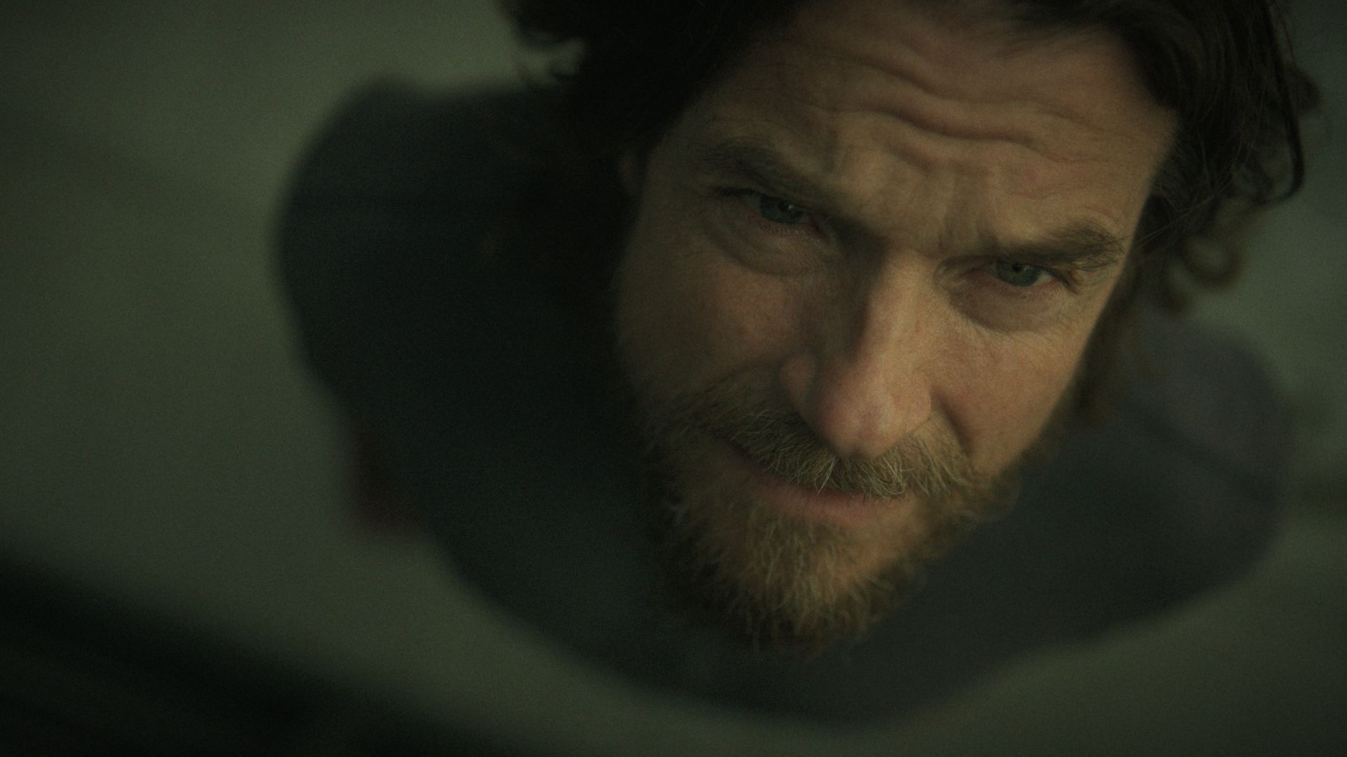 Vince schaut mit düsterem Blick gen Himmel.