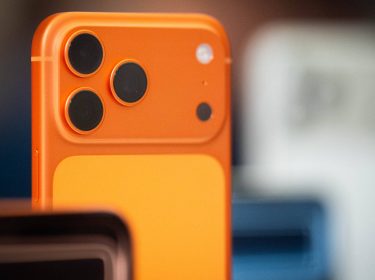 Die obere Hälfte des iPhone 17 Pro in Cosmic Orange, im Hintergrund weitere iPhones.