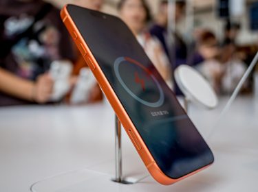 Ein iPhone 17 Pro steht auf einem Ladeständer in einem Apple Store.